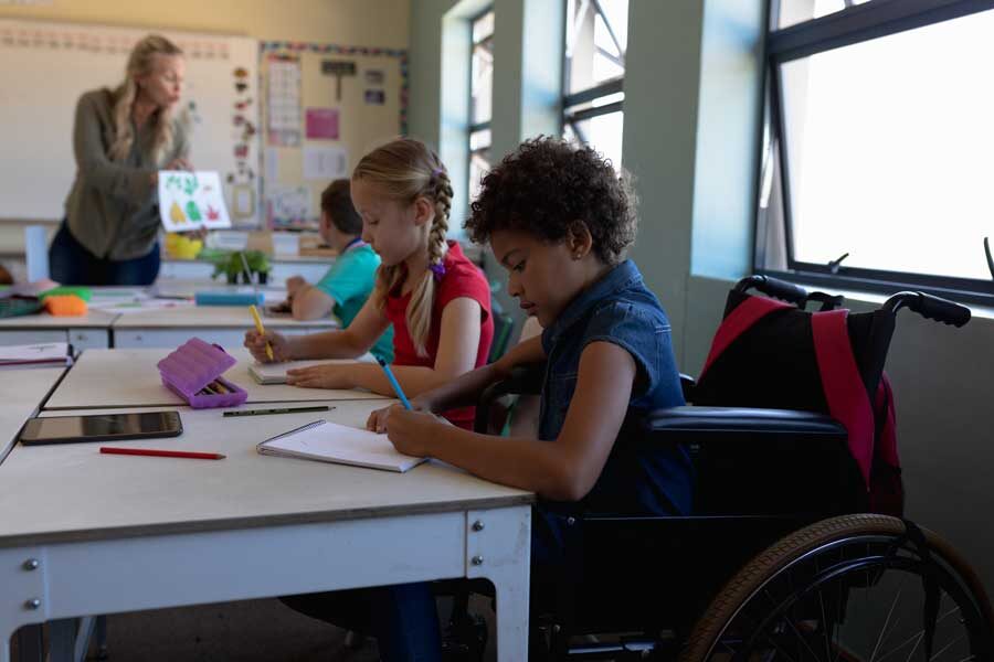 Ssoe kind in een rolstoel in klaslokaal